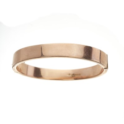 Lot 13 - An Edwardian 9ct gold bangle bracelet