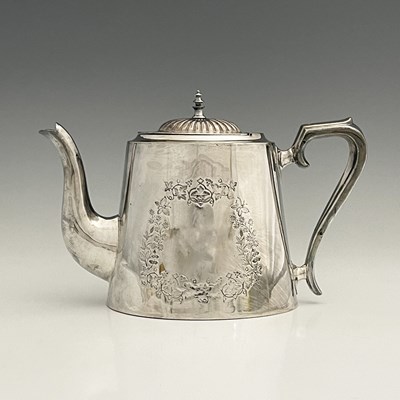 Lot 1 - A group of plated items to include a...