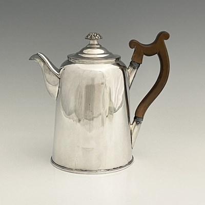 Lot 1 - A group of plated items to include a...