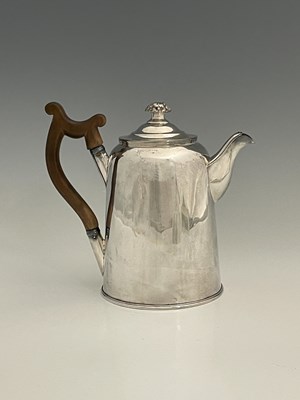 Lot 1 - A group of plated items to include a...