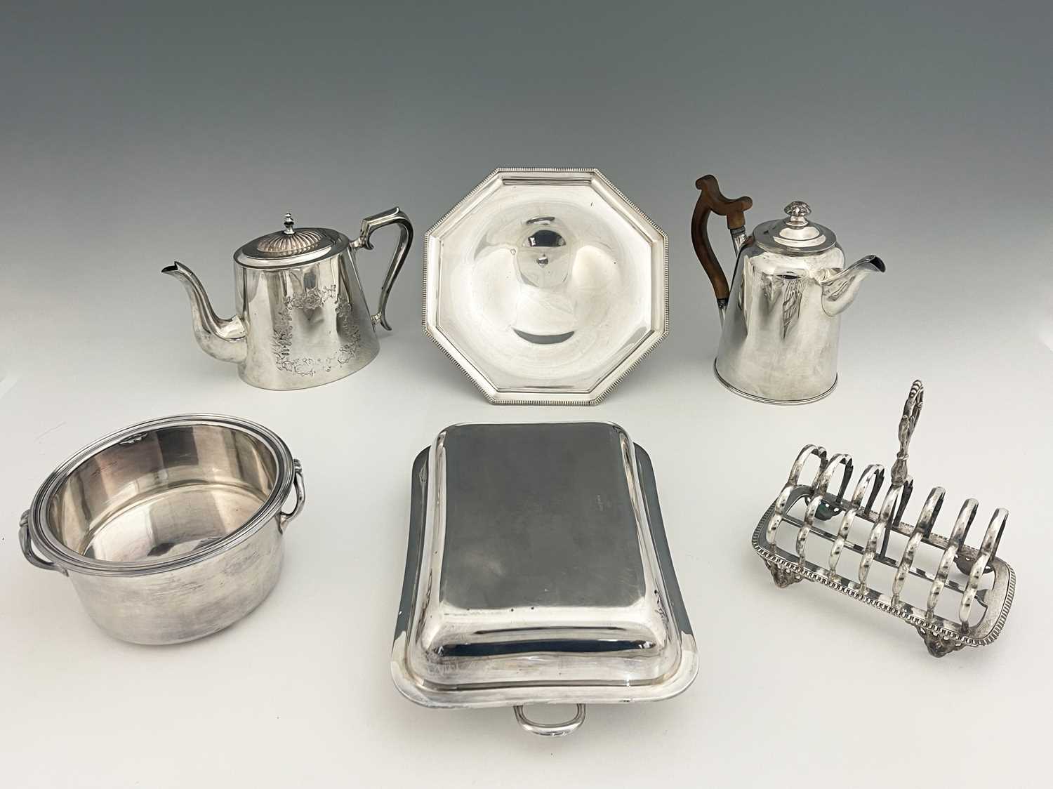 Lot 1 - A group of plated items to include a...