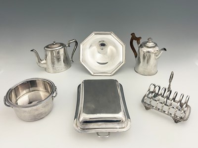 Lot 1 - A group of plated items to include a...