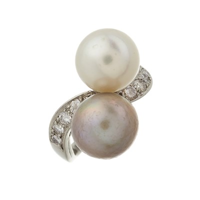 Lot 168 - A cultured pearl and diamond crossover ring