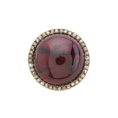 Lot 32 - A late Victorian gold, garnet and diamond brooch