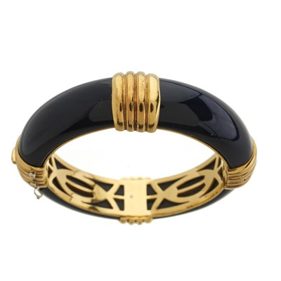 Lot 108 - An 18ct gold agate hinged bangle bracelet