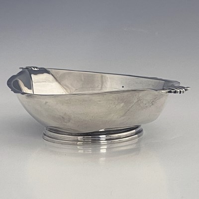 Lot 128 - An Art Deco silver dish, William Neale,...