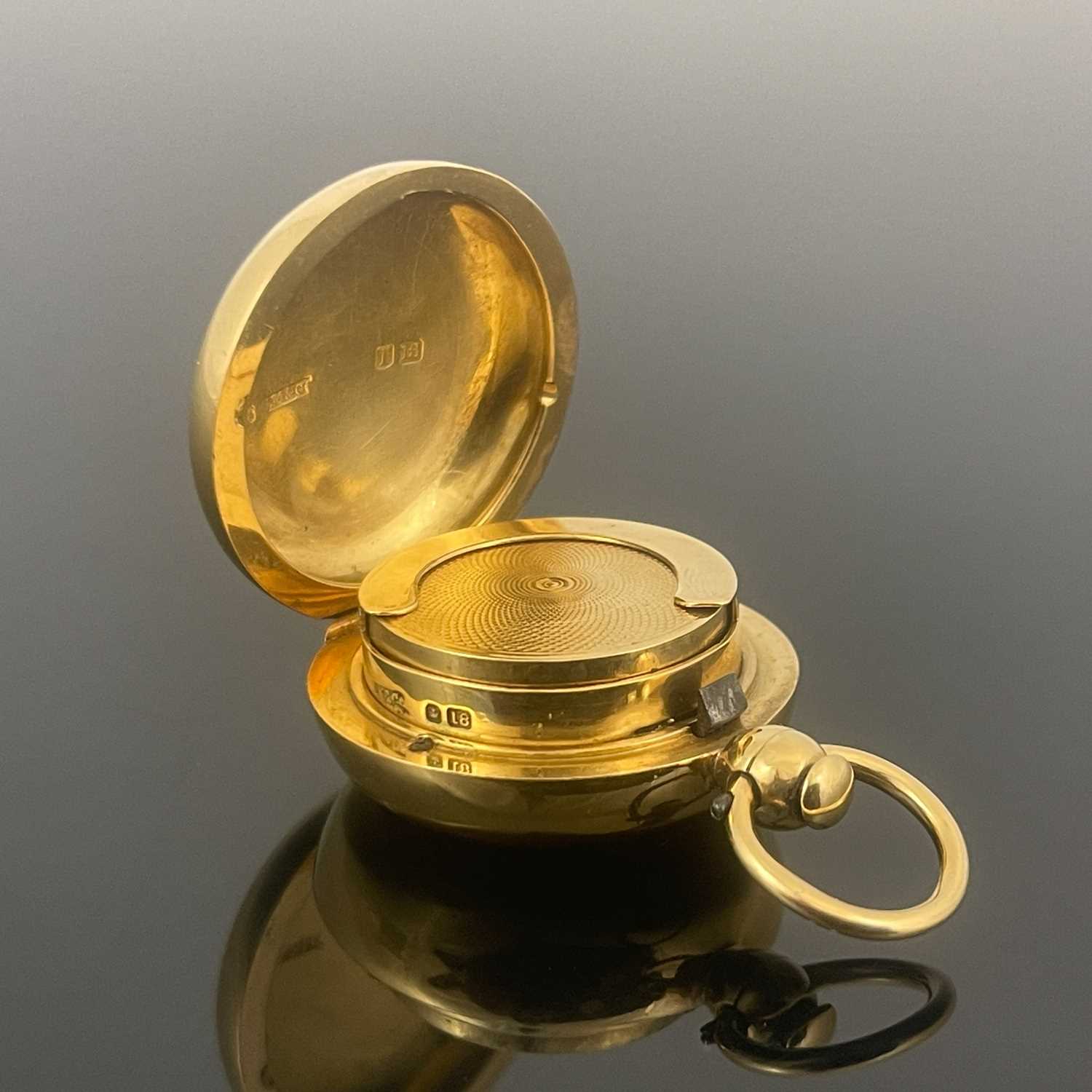 Lot 390 - A Victorian 18ct gold sovereign case, of...