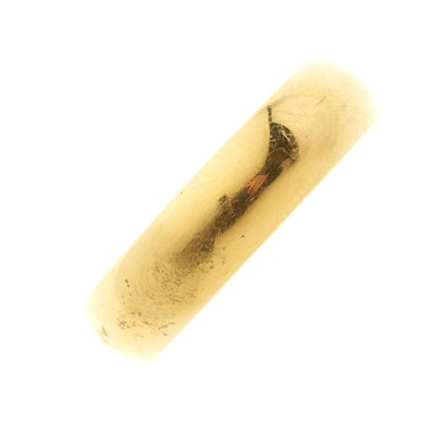 Lot 68 - A 22ct gold band ring