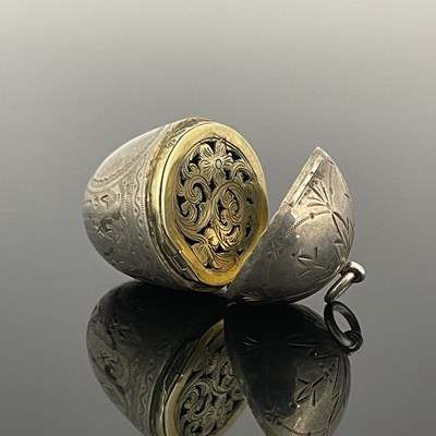 Lot 85 - A Victorian novelty silver vinaigrette,...