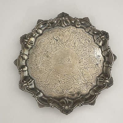 Lot 58 - A George IV/William IV silver waiter or small...