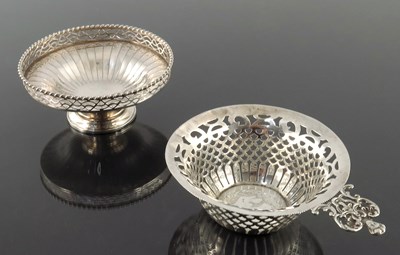 Lot 95 - An Edwardian silver reticulated porringer,...