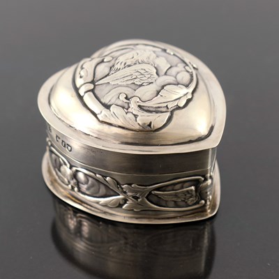Lot 96 - An Edwardian silver box, William Comyns,...