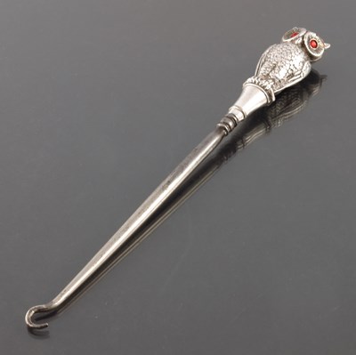 Lot 97 - An Edwardian novelty silver button hook,...