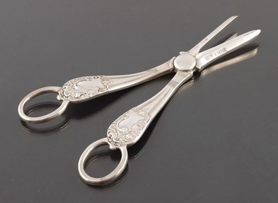 Lot 102 - A pair of Edwardian silver grape scissors,...