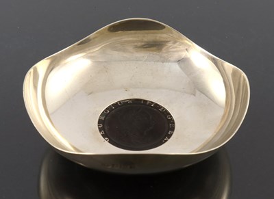 Lot 112 - An Elizabeth II silver coin set dish, A E...