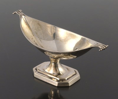 Lot 123 - A Victorian silver salt cellar, Thomas...