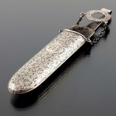 Lot 133 - An Edwardian silver spectacle case with chain,...