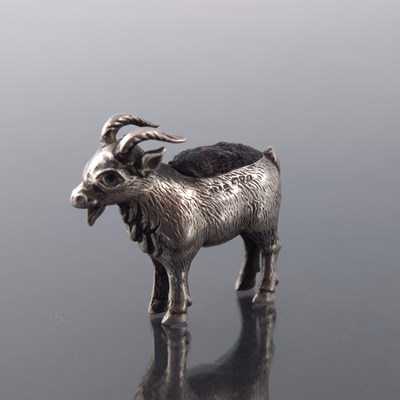 Lot 160 - An Edwardian novelty silver pin cushion, Adie...