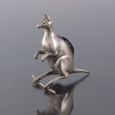 Lot 165 - An Edwardian novelty silver pin cushion, W J...