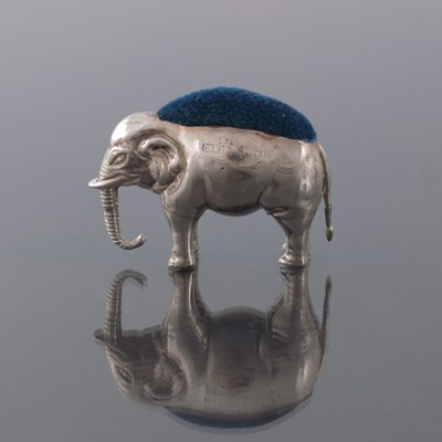 Lot 171 - An Edwardian novelty silver pin cushion,...