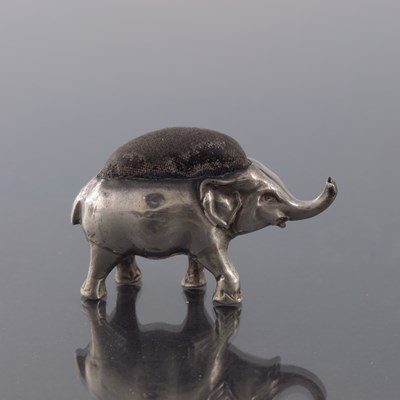 Lot 173 - An Edwardian novelty silver pin cushion, Levi...