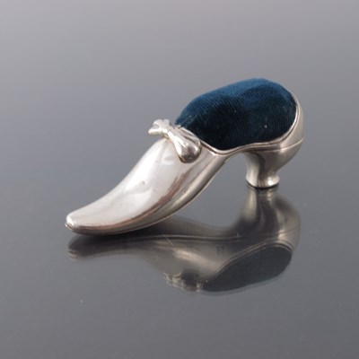 Lot 177 - An Edwardian novelty silver pin cushion, Adie...