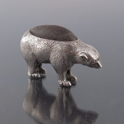 Lot 178 - An Edwardian novelty silver pin cushion, Cohen...