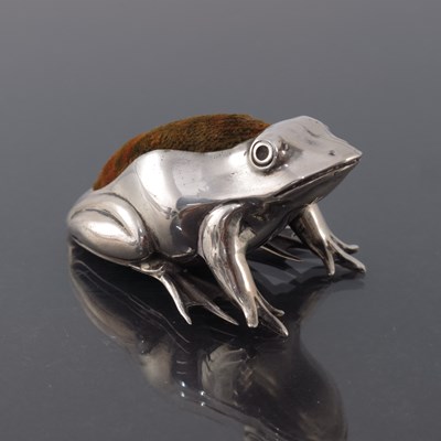 Lot 179 - An Edwardian novelty silver pin cushion, Adie...