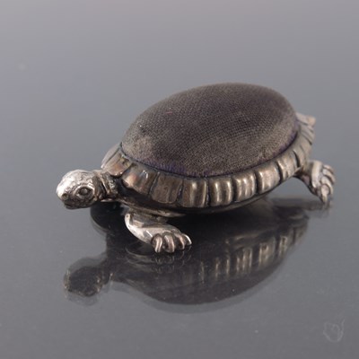 Lot 180 - An Edwardian novelty silver pin cushion,...