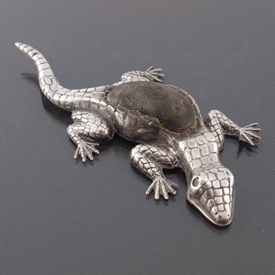 Lot 181 - An Edwardian novelty silver pin cushion,...