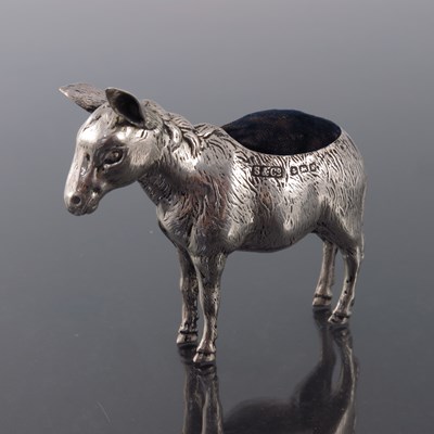 Lot 185 - An Edwardian novelty silver pin cushion,...