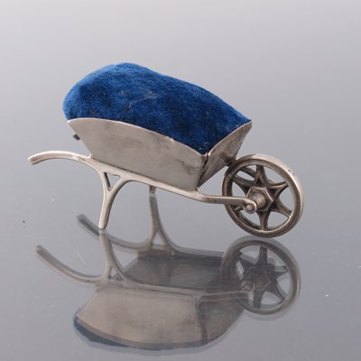 Lot 196 - An Edwardian novelty silver pin cushion, Adie...