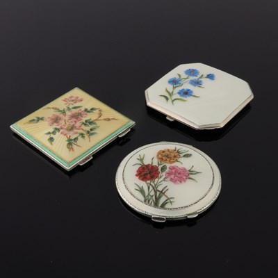 Lot 209 - A silver octagonal powder compact in cream...