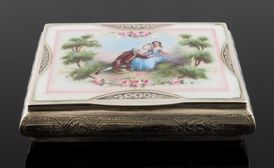 Lot 222 - A George V silver snuff box, the cover with...