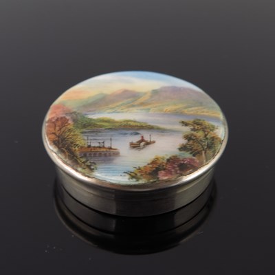 Lot 227 - A George V silver circular powder compact, the...