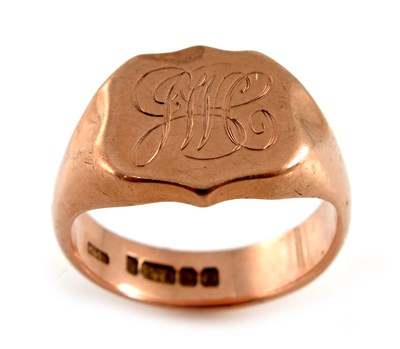 Lot 319 - An early 20th century 9ct gold signet ring,...