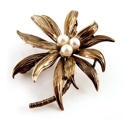 Lot 331 - A mid 20th century 9ct gold cultured pearl...