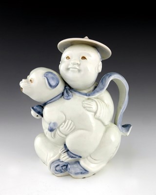 Lot 462 - A Japanese Hirado porcelain teapot, Meiji...