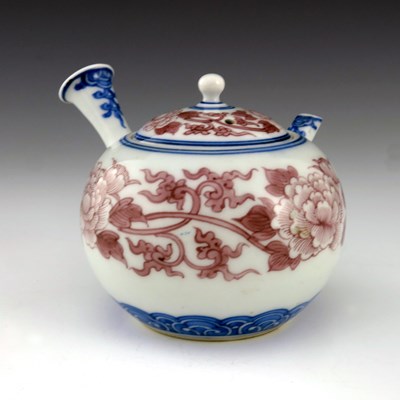 Lot 463 - A Japanese Hirado porcelain teapot, Meiji...