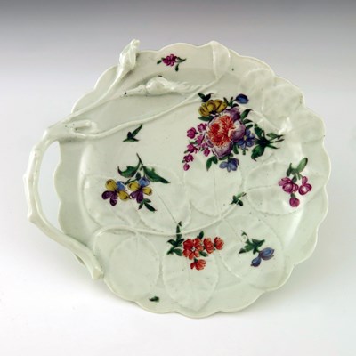 Lot 1139 - A Worcester Blind Earl leaf moulded pickle...