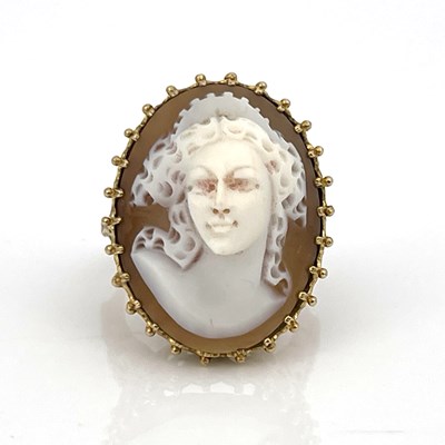 Lot 21 - A 9ct gold ring set with an oval cameo...