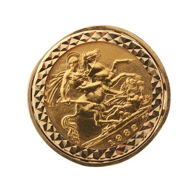 Lot 34 - A gold half sovereign coin ring