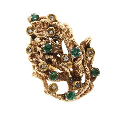 Lot 172 - A gold emerald and diamond abstract dress ring