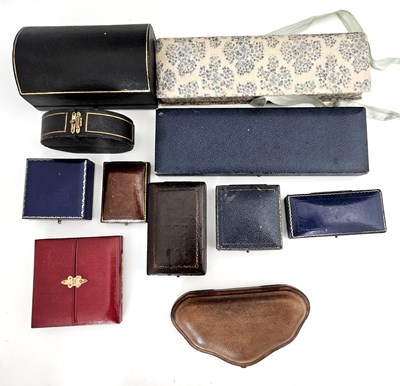 Lot 209 - A collection of vintage and antique jewellery...