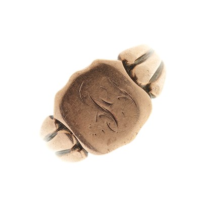 Lot 9 - An Edwardian 9ct gold signet ring