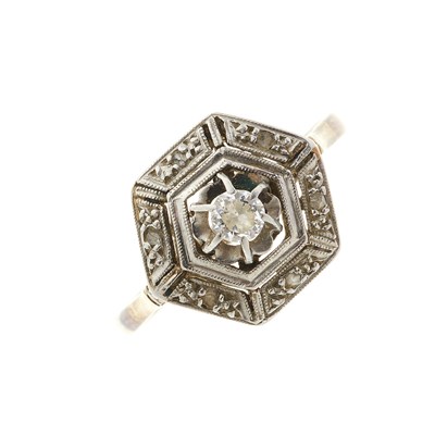 Lot 203 - An Art Deco diamond dress ring