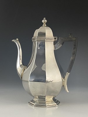Lot 75 - An Edwardian silver coffee pot, Thomas...