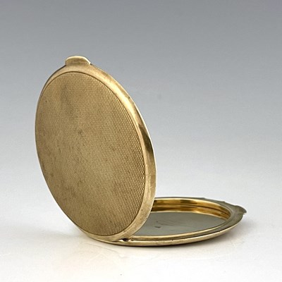 Lot 110 - An Art Deco 9 carat gold compact, Goldsmiths...