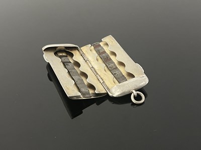 Lot 439 - An Edwardian silver four-coin sovereign case,...
