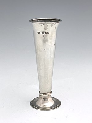 Lot 460 - An Elizabeth II silver Arts & Crafts style...